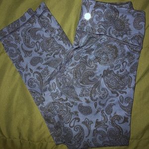 Lululemon paisley patterned cropped leggings